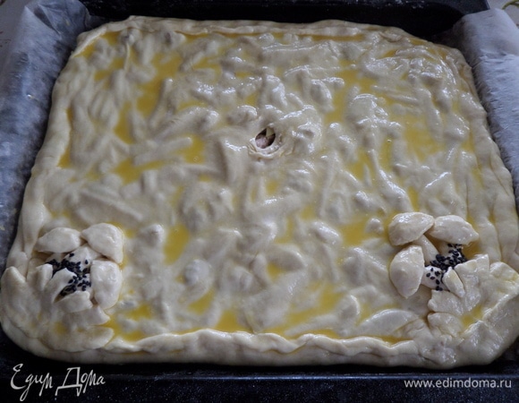 Смазываем пирог желтком. Отправляем пирог в разогретую духовку.