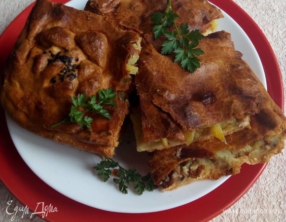 Нарезаем и подаем пирог.