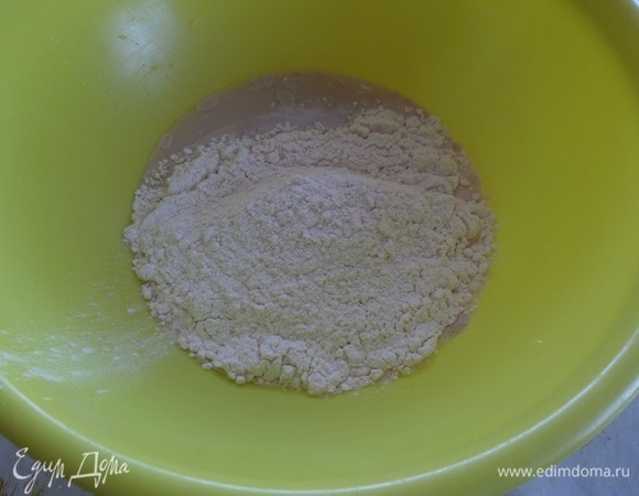 Добавляем 150 г просеянной муки.