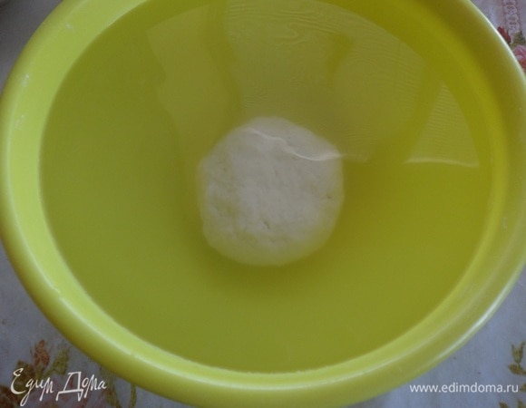 В чашку наливаем 2 литра теплой воды и помещаем в нее дрожжевое тесто. Оставляем на 20–25 минут.