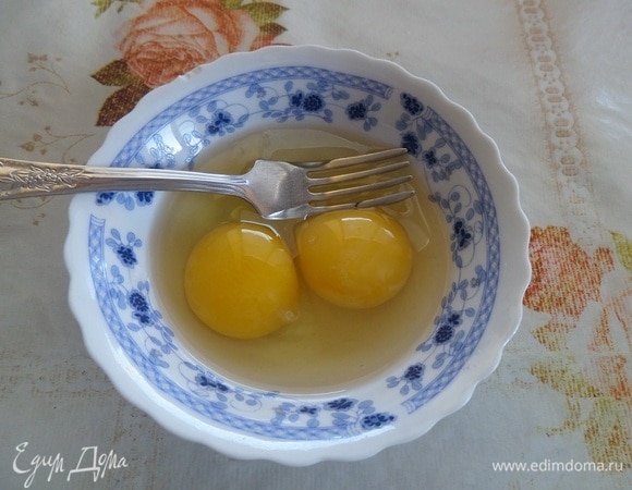 Слегка взбиваем 2 яйца.