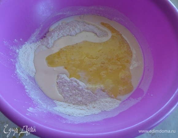 Добавляем в чашку к сухим ингредиентам растопленное остуженное сливочное масло, сливки и взбитые яйца. Перемешиваем массу.