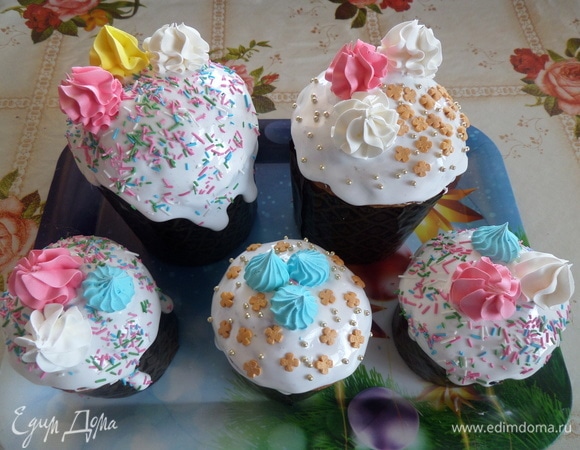 Полностью остуженные куличи покрываем глазурью и украшаем кондитерскими посыпками и безе.