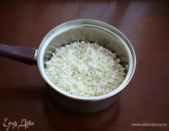 Творог протереть через сито.