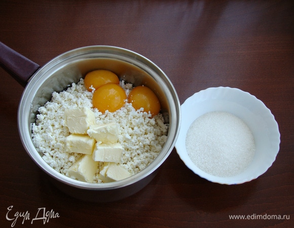 Добавить желтки, сахар и мягкое сливочное масло. Все перемешать и поставить на средний огонь.