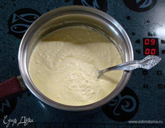 При постоянном помешивании довести смесь до первых пузырей и снять с огня. Остудить до комнатной температуры.