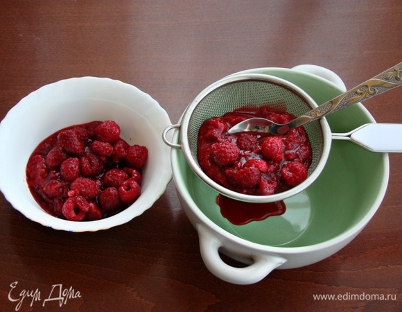 Малину разморозить и протереть через сито.