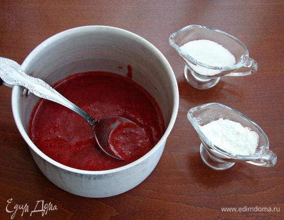 Перелить малиновое пюре в сотейник, добавить кукурузный крахмал и сахар, перемешать и довести до загустения.