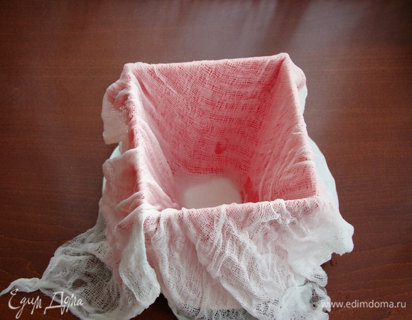 Пасочницу выстелить марлей, смоченной водой и сложенной в два слоя.