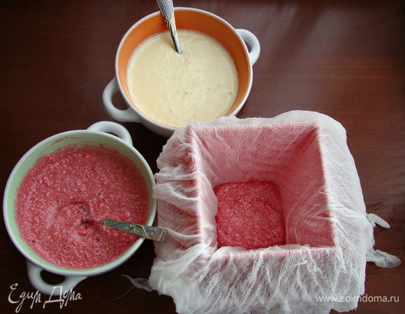 Творожную массу выкладывать в пасочницу частями. Сначала малиновую часть.