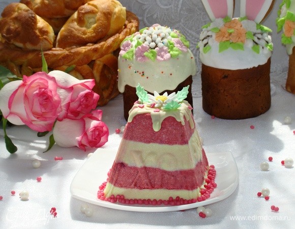 Готовую пасху установить на блюдо, освободить от марли и украсить. Вкусный пасхальный десерт готов!