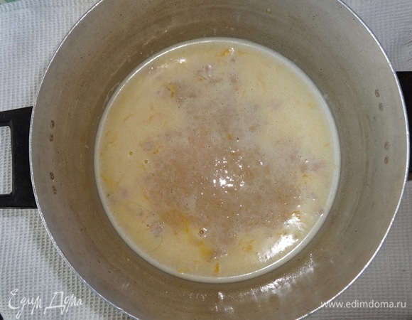 В яично-сахарную массу влить подогретое молоко, раскрошить дрожжи, перемешать.