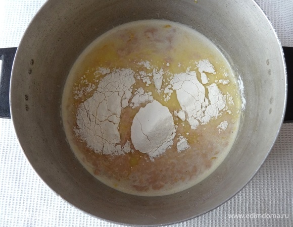 Всыпать 100 г просеянной муки, соль, перемешать. Накрыть смесь полотенцем и поставить в теплое место для подъема на 30 минут.