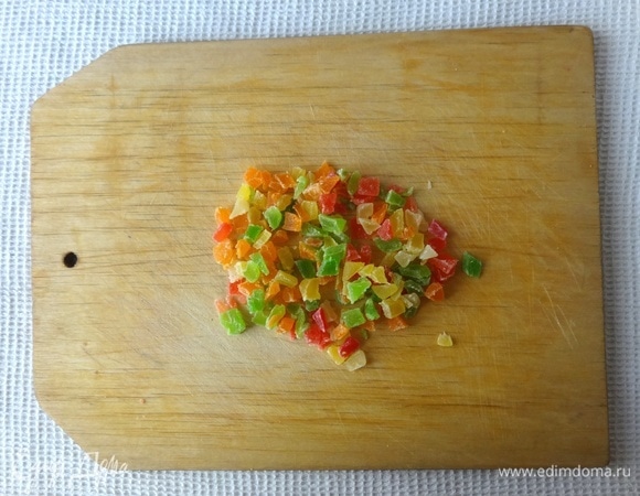Цукаты нарезать небольшими кусочками.