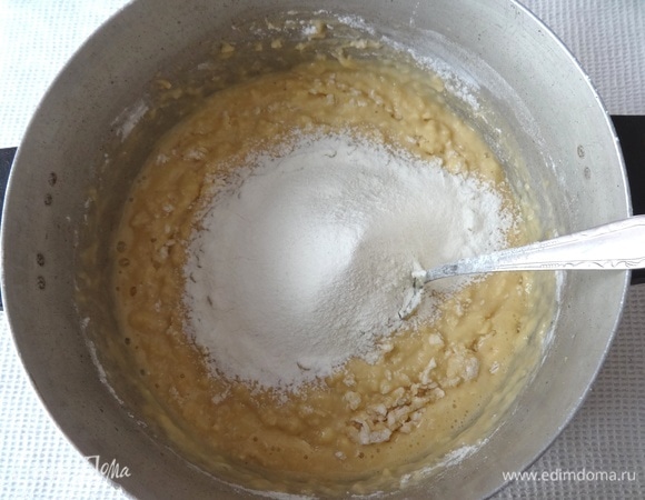Всыпать половину просеянной муки, вымесить до однородности.