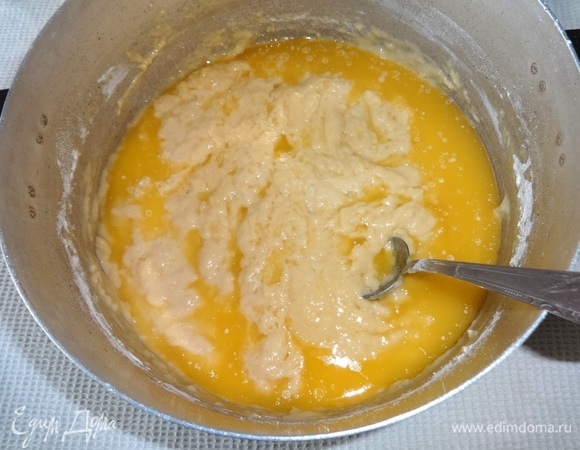 Влить растопленное и слегка остуженное сливочное масло, всыпать ванилин, перемешать.