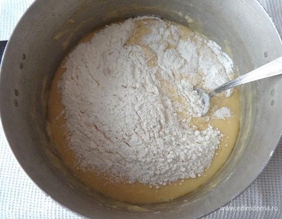 Всыпать в тесто оставшуюся муку, вымесить. Накрыть емкость полотенцем и поставить в теплое место для подъема примерно на 1 час.