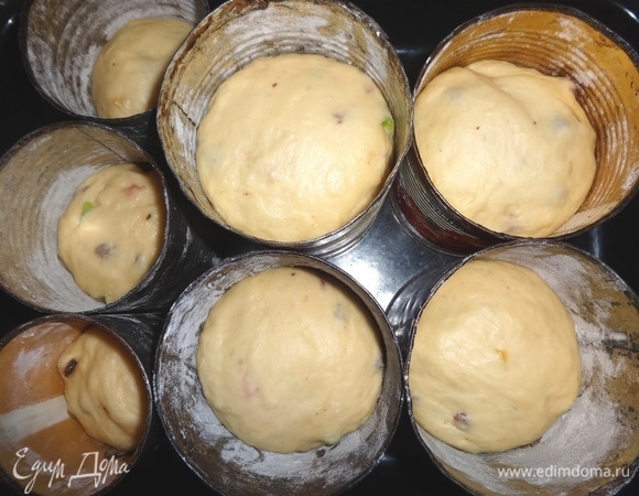 Дать тесту подойти в формах. Поставить формы с тестом на противень и поместить в духовку, разогретую до 180°C, на 45–50 минут. Готовность проверить деревянной палочкой.