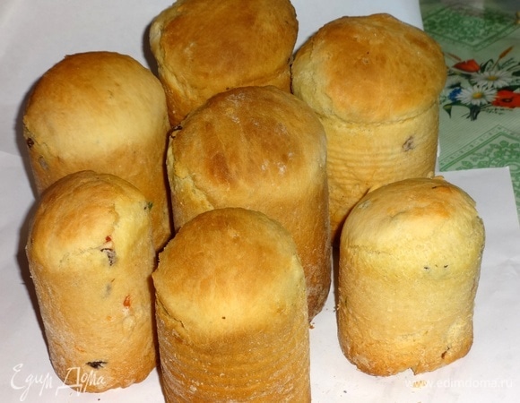 Готовые куличи достать из духовки, вынуть из формочек, дать остыть. Общий вес выпеченных куличей — 2,365 кг.