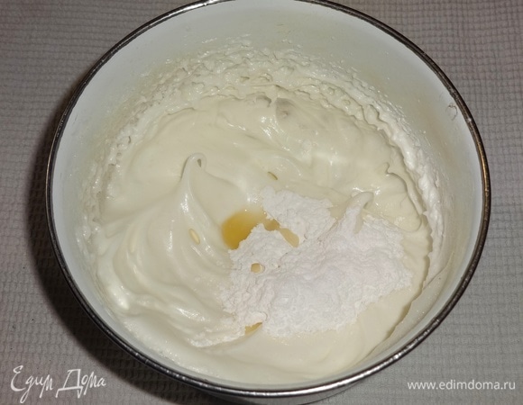 Для глазури белки взбить в пену. Добавить постепенно сахарную пудру и лимонный сок. Взбить до устойчивых пиков.