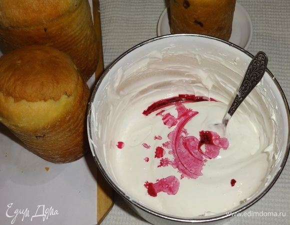 Я еще добавила в глазурь сок из вареной свеклы. Глазурь окрасилась в нежно-розовый цвет.