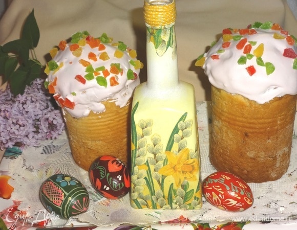 Куличи смазать глазурью, украсить цукатами. Подать к праздничному пасхальному столу. Угощайтесь! Всех со светлым праздником Пасхи!