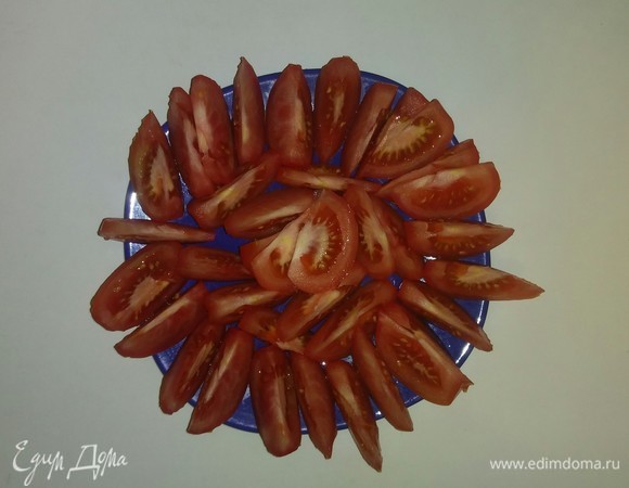 Помидоры нарезать дольками.