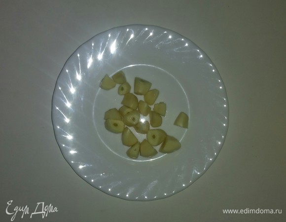 Зубчики чеснока разрезать пополам.