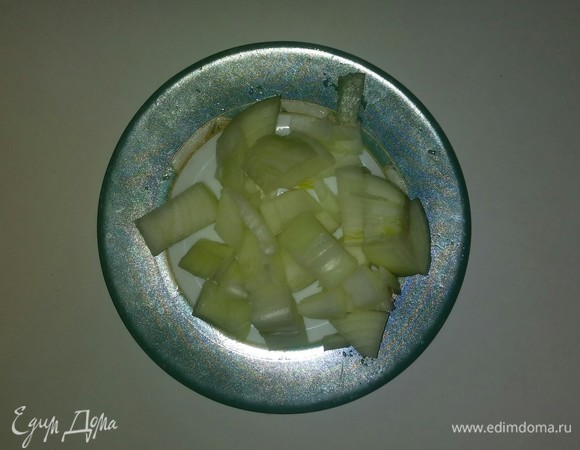 Лук нарезать крупными кусочками.