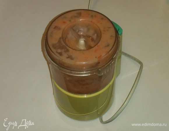 Все овощи кладем в блендер и измельчаем до состояния пюре.