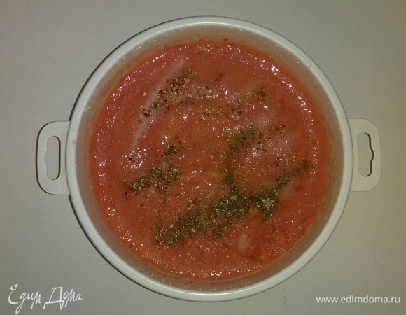 Перекладываем измельченные овощи в глубокую емкость. Добавляем к ним соль, специи, хрен и все перемешиваем.