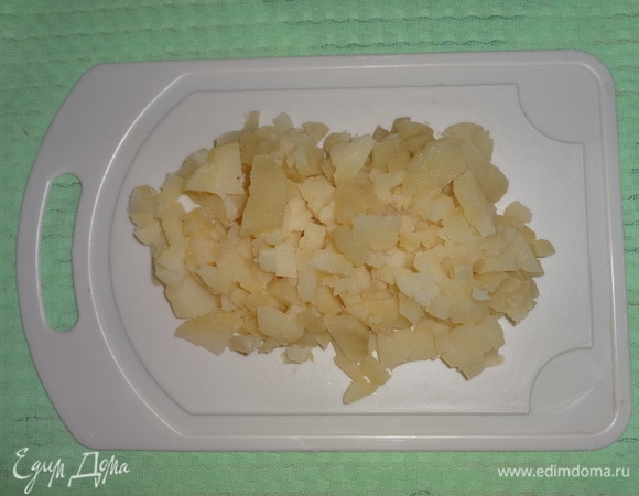 Картофель нарезать мелкими кубиками.