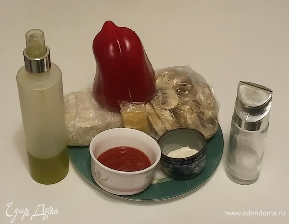 Собираем все необходимые ингредиенты для приготовления пиццы. Я использую кефирное тесто для пиццы, которое было приготовлено заранее и заморожено. Поэтому перед приготовлением пиццы необходимо достать тесто из морозилки заранее и разморозить. Рецепт теста указан здесь: https://www.edimdoma.ru/retsepty/124412-kefirnoe-testo-dlya-pitstsy. На всякий случай коротко напомню ингредиенты для 1 порции теста (для формы диаметром 26 см): 150 г, блинной муки, 100 мл 1% кефира, щепотка соли и щепотка сахара. Перемешать все вместе. Для приготовления этой пиццы я использую свежие нарезанные шампиньоны, но замороженные, и поэтому их нужно предварительно разморозить.