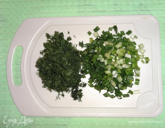 Укроп и зеленый лук помыть, обсушить бумажным полотенцем, мелко нарезать.