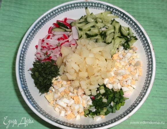 Все нарезанные продукты положить в миску, оставив немного лука и укропа для украшения.