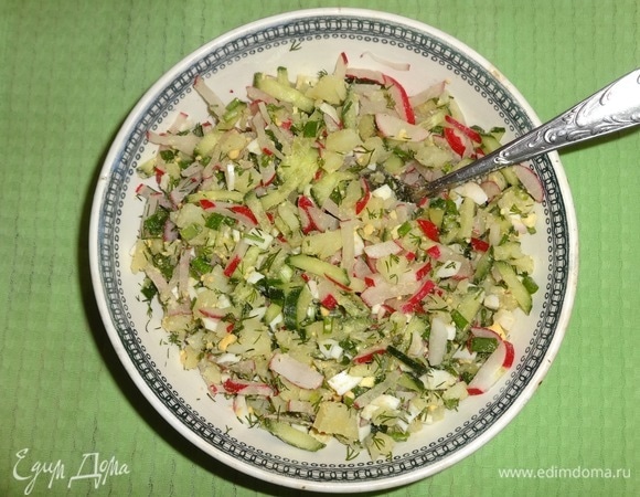 Нарезанные продукты перемешать.