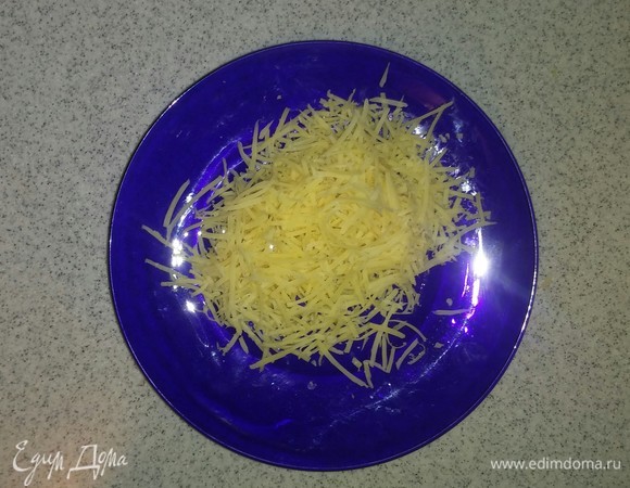 Сыр нужно натереть на мелкой терке.