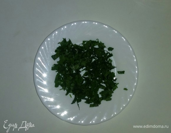 Зелень петрушки нужно мелко нарезать.