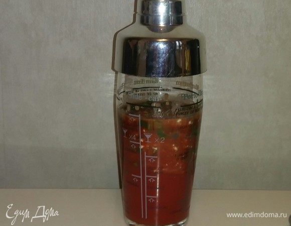 В шейкер наливаем томатный сок, затем добавляем туда измельченный чеснок и нарезанную зелень петрушки, а также соль и майонез.