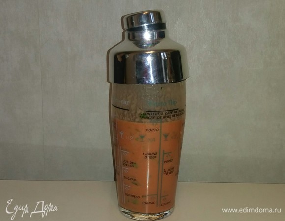 Закрываем плотно крышкой шейкер и взбалтываем коктейль около 1 минуты. Затем разливаем коктейль по бокалам и подаем его с тостом из черного хлеба. Приятного аппетита!