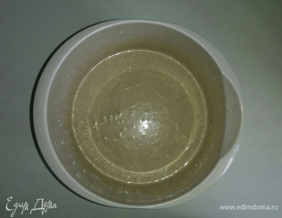 Добавляем сваренный кофе в емкость к уже перемешанным творогу, молоку и сахарному песку. Еще раз перемешиваем все миксером.