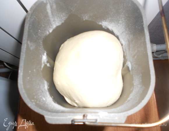 Тесто можно замесить вручную или приготовить в хлебопечке. Для этого выложить ингредиенты для теста в следующей последовательности: сыворотка, оливковое масло, соль, сахар, мука и дрожжи. Включить режим «Тесто». Для ручного замеса просеять муку горкой, в середине сделать углубление. Растворить дрожжи в теплой сыворотке и вылить в углубление. Замесить тесто. В последний момент добавить соль и оливковое масло. вымешивать тесто до получения однородного теста. Полученное тесто прикрыть чистым полотенцем и оставить в теплом месте примерно на 1 час, пока тесто не увеличится вдвое.