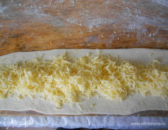 На вторую часть — сыр натертый, на третью — маслины.