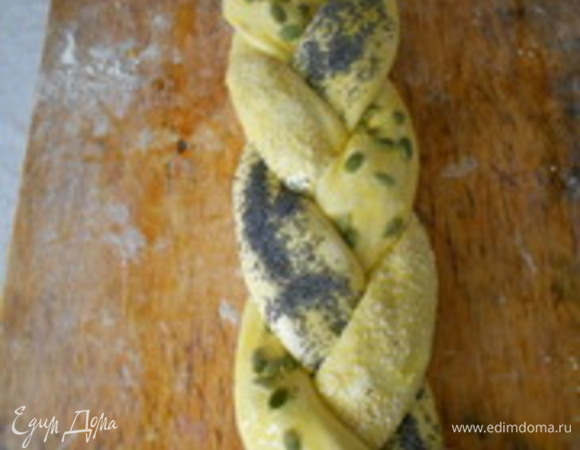 Сплести из трех частей теста косу.