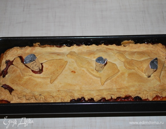 Дайте пирогу немного остыть. Аккуратно его извлеките из формы и налейте мясной бульон с желатином внутрь пирога через воронку. Когда полностью остынет, уберите его в холодильник на ночь.