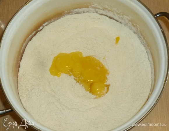 Заранее достать все ингредиенты из холодильника, чтобы они стали комнатной температуры. Где-то за 1 час. Молоко немного подогреть, не выше 40°C. Муку просеять. Все ингредиенты для опары перемешать в большой миске. Добавить щепотку соли.