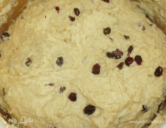 К опаре добавить остальные ингредиенты для теста. Вымешивать 10–15 минут до эластичности. Оставить для подъема на 1,5 часа.