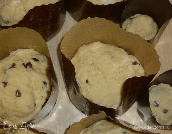Обмять. Разделить на нужное количество частей и сформировать из каждого «колобка». Разложить их по формам так, чтобы они были заполнены наполовину. Поставить в теплое место на 30 минут.