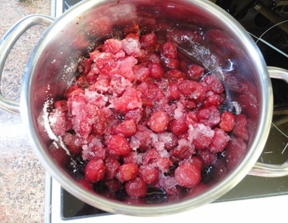 Вишню разморозить, всыпать 4 ст. ложки сахара, довести до кипения, оставить настаиваться. Отлить примерно 100 мл сока в отдельную посуду, чтобы он остыл, и позже в нем развести крахмал.