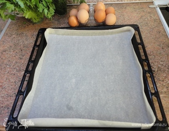 Подготовить две формы из пекарской бумаги размером 32х32 см с бортиками не более 3 см для бисквита и меренги. Размер обусловлен противнем для моей духовки. У вас может быть немного больше. Уголки скрепляю степлером.